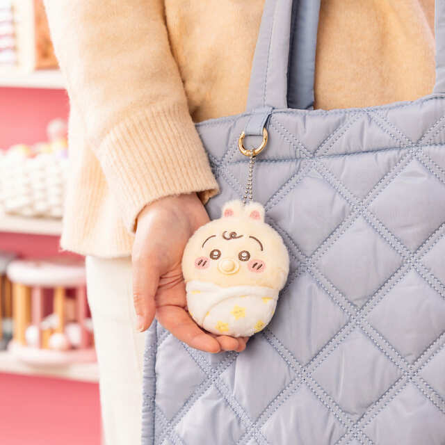 【「Chiikawa Baby ぬいぐるみくじ」】一緒にお出かけを楽しめるボールチェーン付き