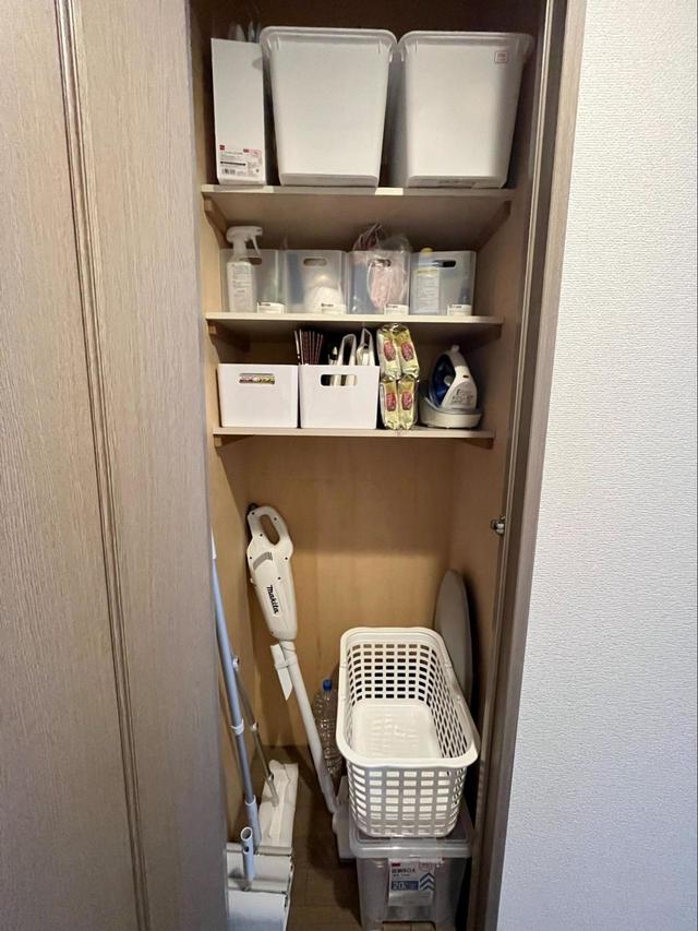 片付け後：白と透明で統一された、すっきりとした納戸に変身
