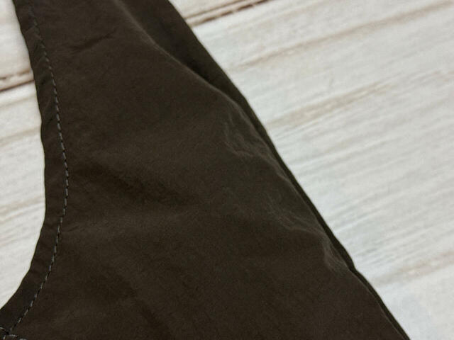 素材はマットな質感のナイロン