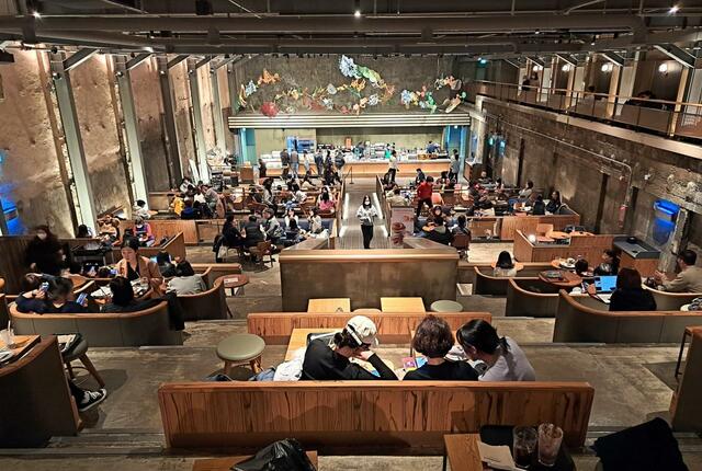 奥のスクリーンのあった場所が、スタバの注文カウンターになっている