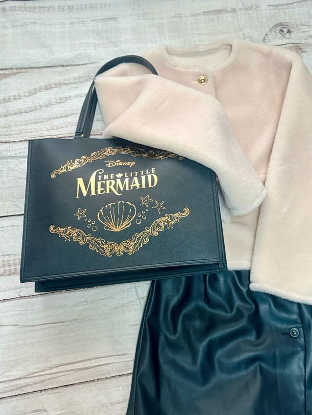 かわいい印象のファーコートに合わせても◎