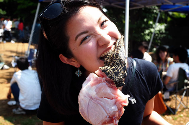 珍肉に食らい付く! ワイルドすぎる美女たち