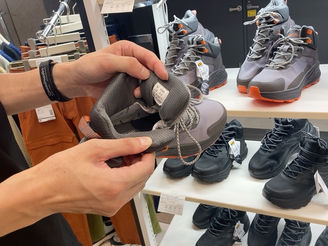 【ワークマン トレックシューズアジム】履き口にはすり減りにくい素材が使われています