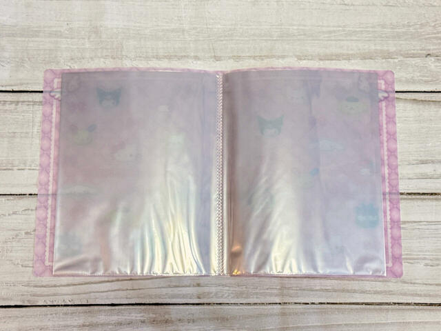 【サンリオキャラクターズ当りくじ】「21．ファイルホルダー／ピンク」ファイルは20ポケット仕様。対応サイズは縦32×横25cm以内で、雑誌の切り抜き（縦29.7×横23.2cm）やA4サイズのクリアファイル（縦31×横22cm）の収納にも便利なサイズ感！