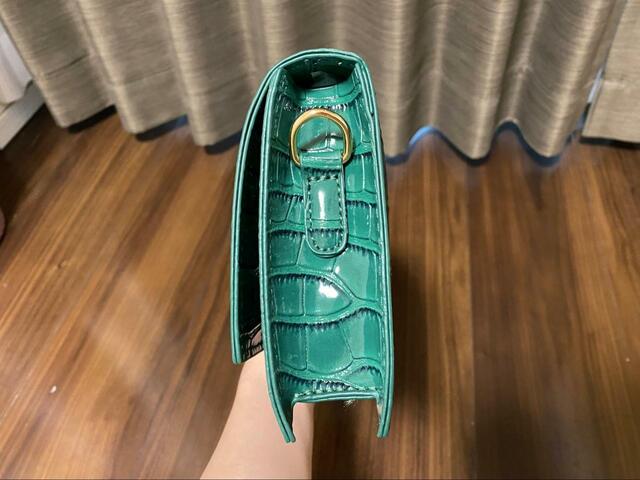 【SHEIN⠀クロックスエンボスフラップクロスボディバッグ】薄めのクラッチバッグ型