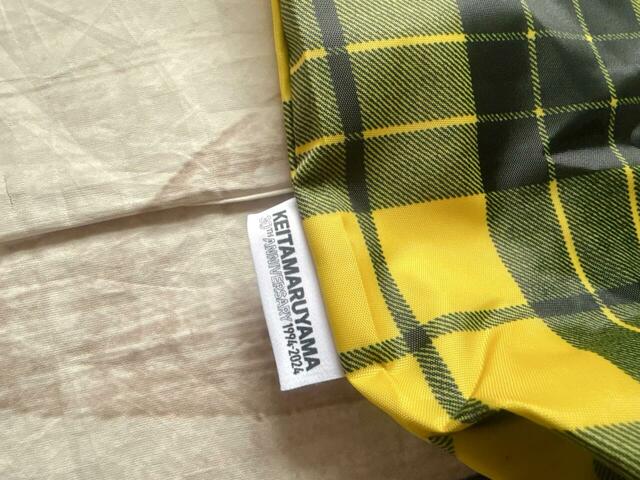 「KEITAMARUYAMA」の30周年記念ロゴタグ付き