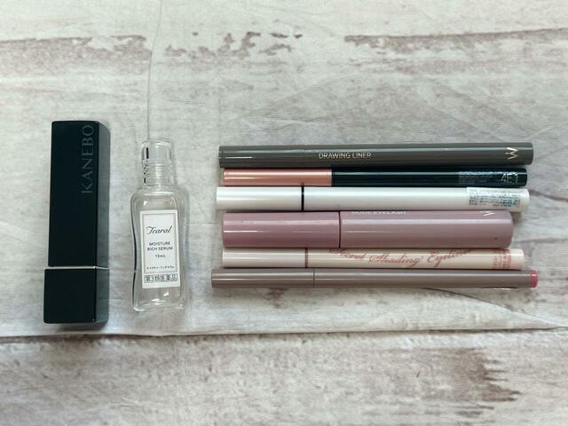 下段にはペンタイプのものや小さいコスメをイン