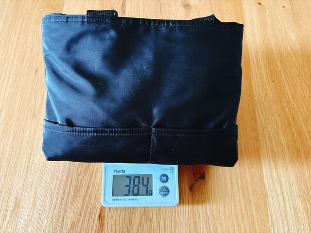 【3COINS 3WAYバッグ】重さは実測で約384g。軽量ながら、耐荷重8kgとしっかりした作りです