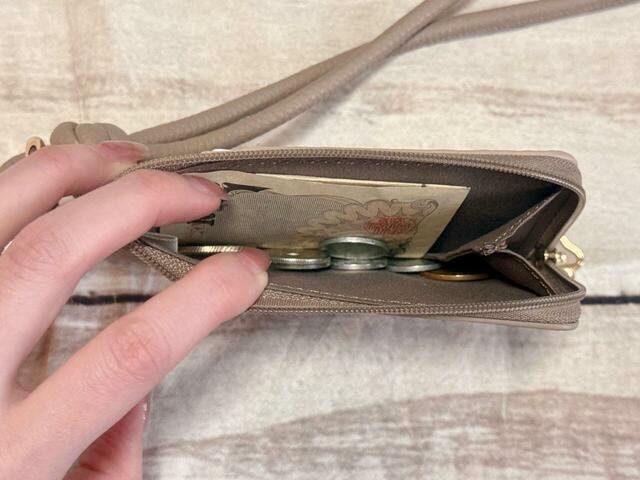 紙幣を三つ折りにすれば収納可能！お財布代わりとして持ってもOK