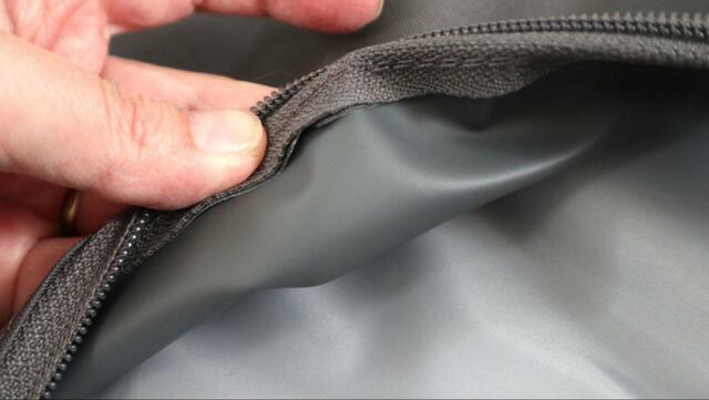 【IKEA スタルッティド 18l】素材は防水仕様で、裏面はマットな仕上がり