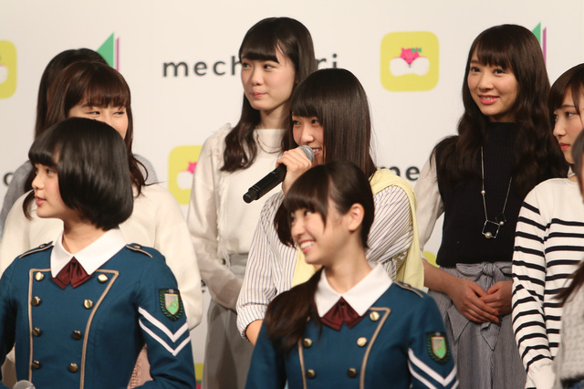 （写真中段）黄色のカーディガンで大人の雰囲気を演出する、菅井友香