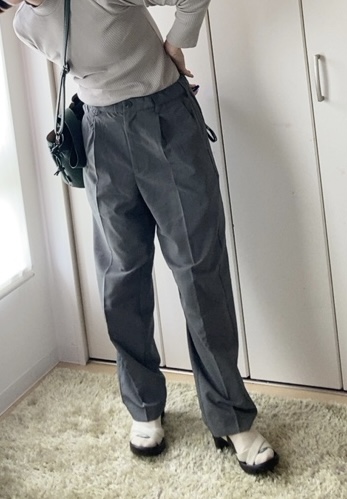 【ワークマン シャリテック(R)強撚糸イージーパンツ】でもダボついてだらしなくなる感じではなく、適度にきれいめに決まります♪