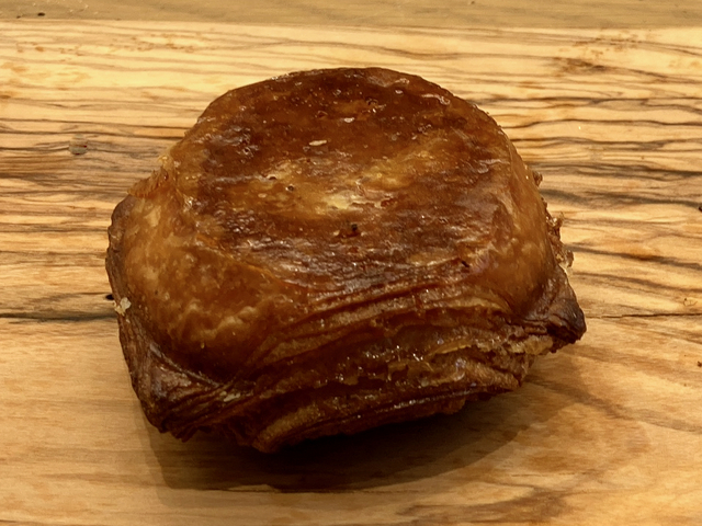 生地を何層にも織り込んだ「クイニャマン」／セテュヌ ボンニデー