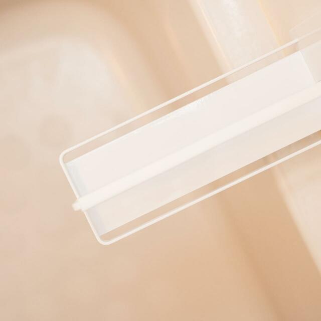 「山崎実業 マグネットバスルーム スマートフォンスタンド」底抜け穴で水捌けも良い◎