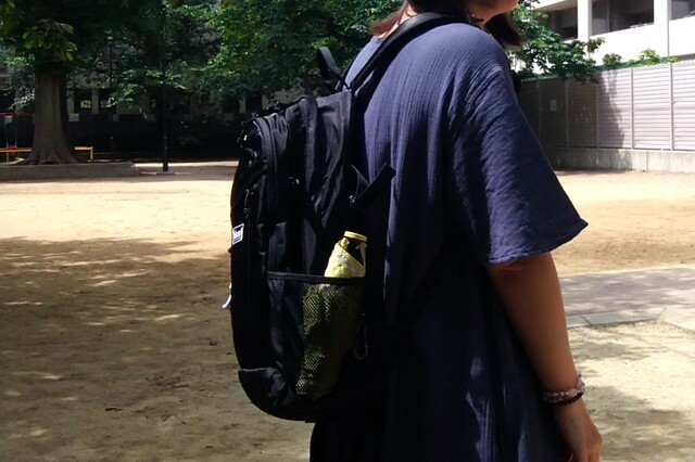 【コールマン ウォーカー25】トップが前下がりのラインなので、背負ったときに野暮ったく見えません♪