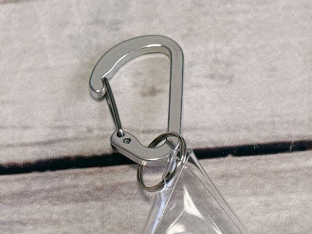カラビナ付きなのでバッグなどにつけられます