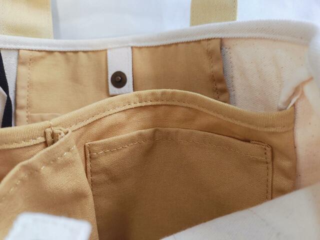 仕切りの裏にもミニポケットがついています