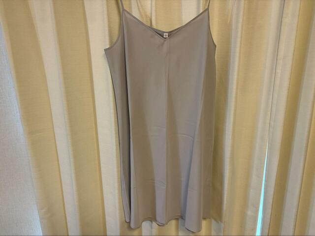 【Uniqlo U コットンシャツワンピース/ノースリーブ】ライトグレーとライトオレンジのみキャミソールインナー付き。ほかのカラーに透け感はないそうです