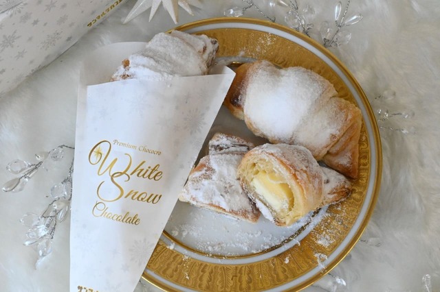 【サンマルクカフェ】「プレミアムチョコクロ 粉雪ホワイトスノーチョコレート」は、⼈気商品であるチョコクロが雪化粧♪