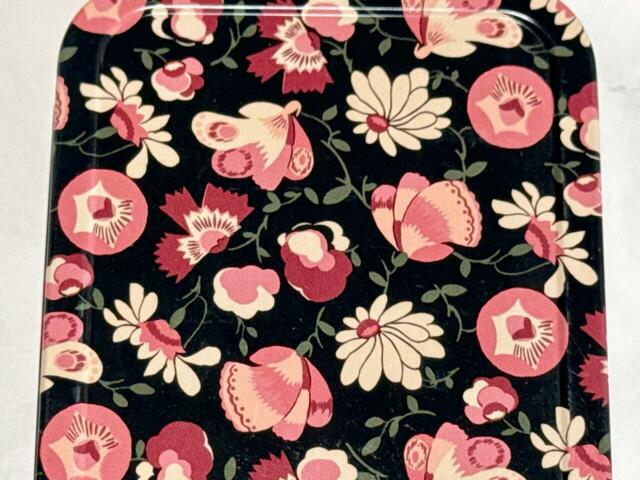 ブラックを基調に、ピンクやレッドの華やかながらも上品なフラワープリントがおしゃれ！