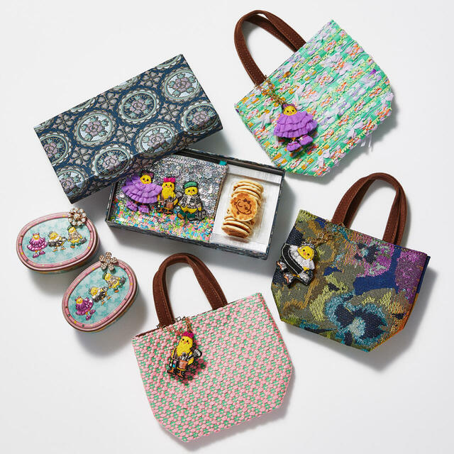 「『ピヨコレ缶』とリンクしたオリジナルアイテム」＜期間：2025年4月9日〜＞【【伊勢丹新宿店限定】刺繍のヒヨコが可愛い「ピヨコレ缶」のヒヨコが『バッグチャーム』や『ポーチ』のお洒落アイテムに♪】