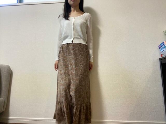 【ユニクロ レースラウンドネックショートカーディガン】ショート丈で脚長効果があるだけでなく、腕も長く見えるので簡単にスタイルアップが狙えます