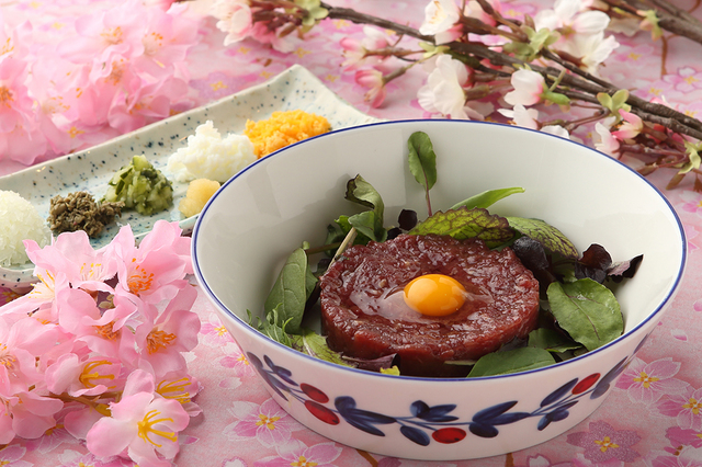 桜肉のタルタルステーキ キヌア添え