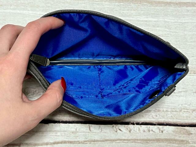 メインの収納スペースはお札を折り畳まずに入れられるサイズ感