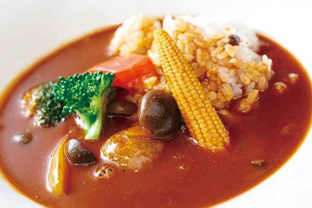 囃shiya（銀座）　朝採れ野菜たっぷり ハヤシライス 1200円　ソースはさらりとしながらも濃厚なコクが楽しめる。10種以上の野菜が入っている。