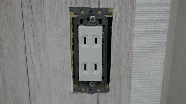 【ニトリ リノベウォールシート】コンセントの周囲を四角く切り抜けました！