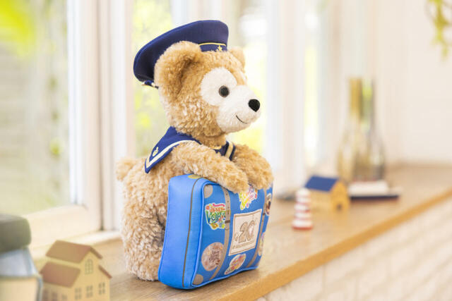 ぬいぐるみ 5,500円|東京ディズニーリゾート「ダッフィー&フレンズ20周年:カラフルハピネス」過去のアートがデザインされたスペシャルグッズ|販売店舗:東京ディズニーシー「マクダックス・デパートメントストア」|発売日:2025年12月18日(木)