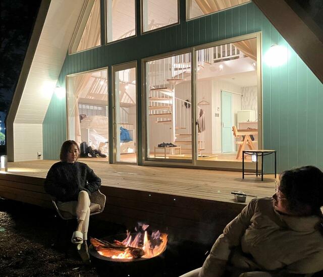コテージの前で焚き火時間を楽しんで