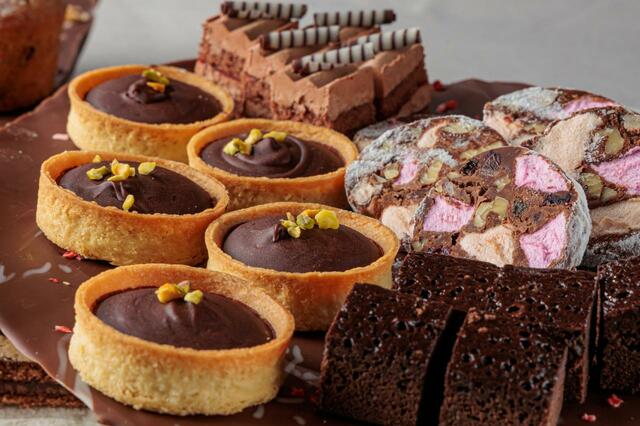 「各種デザート」【「ザ パーク フロント ホテル アット ユニバーサル・スタジオ・ジャパン」が「肉＆チョコレート ブッフェ 」 開催】