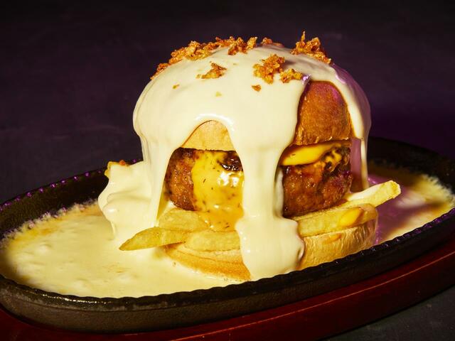 「鉄板マシンガンチーズバーガー」＜1430円＞【プロントがサカバタイムにて「背徳フェア」開催】