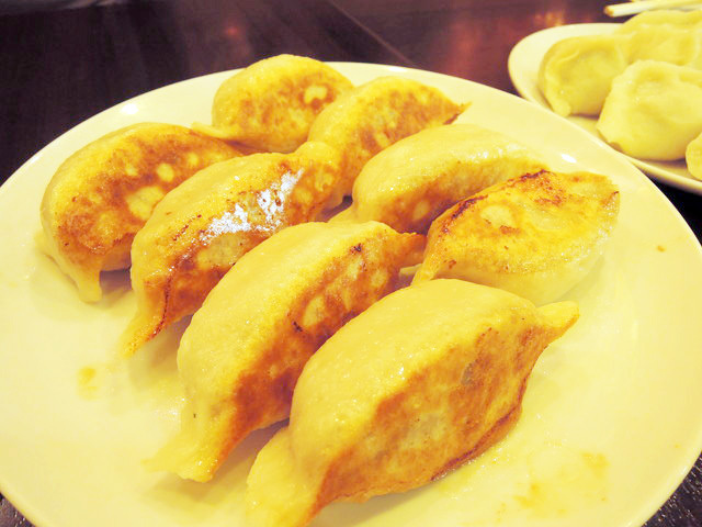 「焼き餃子（8個入：864円）」 （山東）