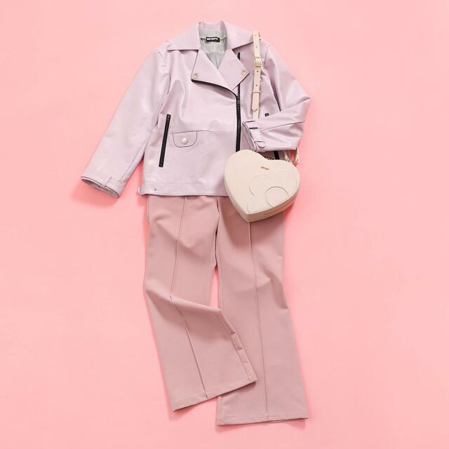 【MARY QUANT（マリークヮント）】フェイクレザーライダース ジャケット 24,200円（税込）、ランダムプリーツデイジー プルオーバー8,250円（税込）、バックサインロゴ パンツ 14,300円（税込）