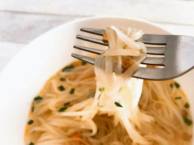 「クンディン フーティユナンバン」エビやパクチーなどトッピングすれば、さらに本格的になりますよ【カルディコーヒーファーム】「ベトナムバッグ」（ブタ柄）価格：1,500円（税込）