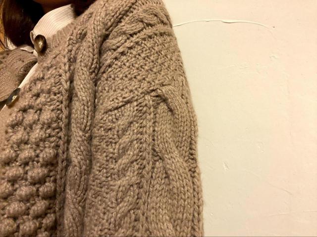 【GU（ジーユー） ケーブルコクーンカーディガン】袖はだぼっとしています