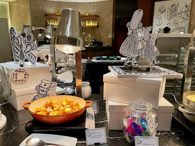 【ヒルトン東京 絵本の国のアリス スイーツビュッフェ】スイーツといっしょに温かい料理も並んでいました