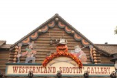 ウエスタンランド・シューティングギャラリー│外観の装飾