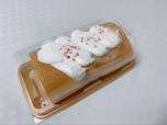 【成城石井 苺と北海道産純生クリーム入りのロールケーキ】スポンジの上にも苺入り生クリームがたっぷり