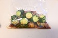 【めかぶときゅうりの薬味漬け】調味料と食材をすべてポリ袋に入れて揉む