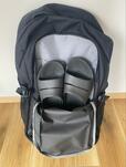 【adidas チーム バックパック 35 L】前面には大きなシューズポケットを装備。汚れが気になる子どもの靴やジム用シューズなどを、メインの荷室と分けて収納できます