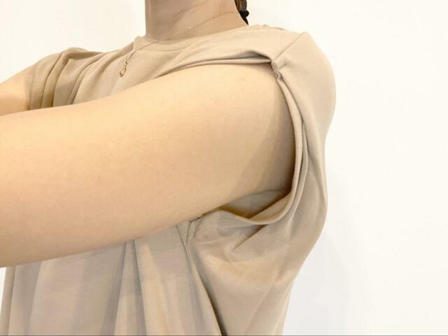 【AMERICAN HOLIC ショルダータックワンピース】ノースリーブでもゆったりしたデザイン。袖口から中は見えないので、インナーの心配はありません◎