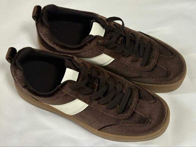 【GU ベロアスニーカー】プルストラップが付いているのも嬉しいポイント！