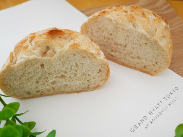 ハードな印象ですが、中はしっとりとした食感。そしてほのかな酸味が印象的。オーク ドア　サワーブレッド　税込260円