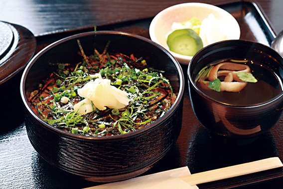 うなぎ処 古賀（西浦和） うなぎめし 1000円（税別） うなぎの混ぜご飯に薬味がたっぷりとのったランチタイム限定メニュー。