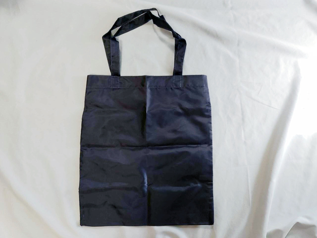 裏面は、シンプルな無地