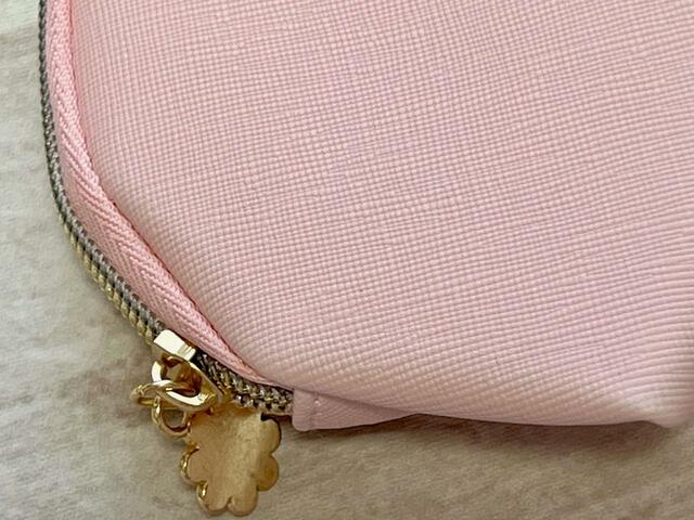 高級感あふれるフェイクレザー生地。かわいいデザインでも大人が持ちやすいポイントですね!