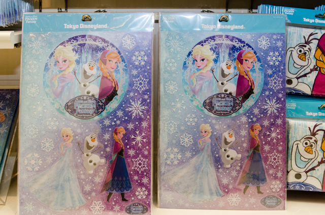 東京ディズニーランド(TDL)「アナとエルサのフローズンファンタジー」期間中に購入できる、映画『アナと雪の女王』関連グッズ ©Disney